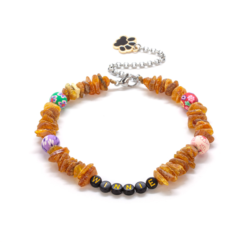 Accesoriu elegant și natural pentru câini – zgardă din chihlimbar baltic, cu mărgele florale și nume personalizat , completată cu pandantiv metalic în formă de lăbuță.