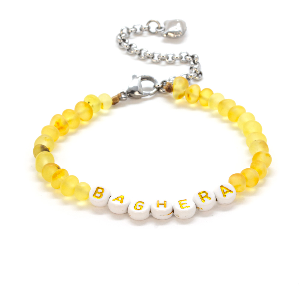 Zgardă din chihlimbar natural pentru pisici, cu mărgele galbene și litere albe personalizate – model BAGHERA, ideal pentru rase precum Sfinx sau Maine Coon