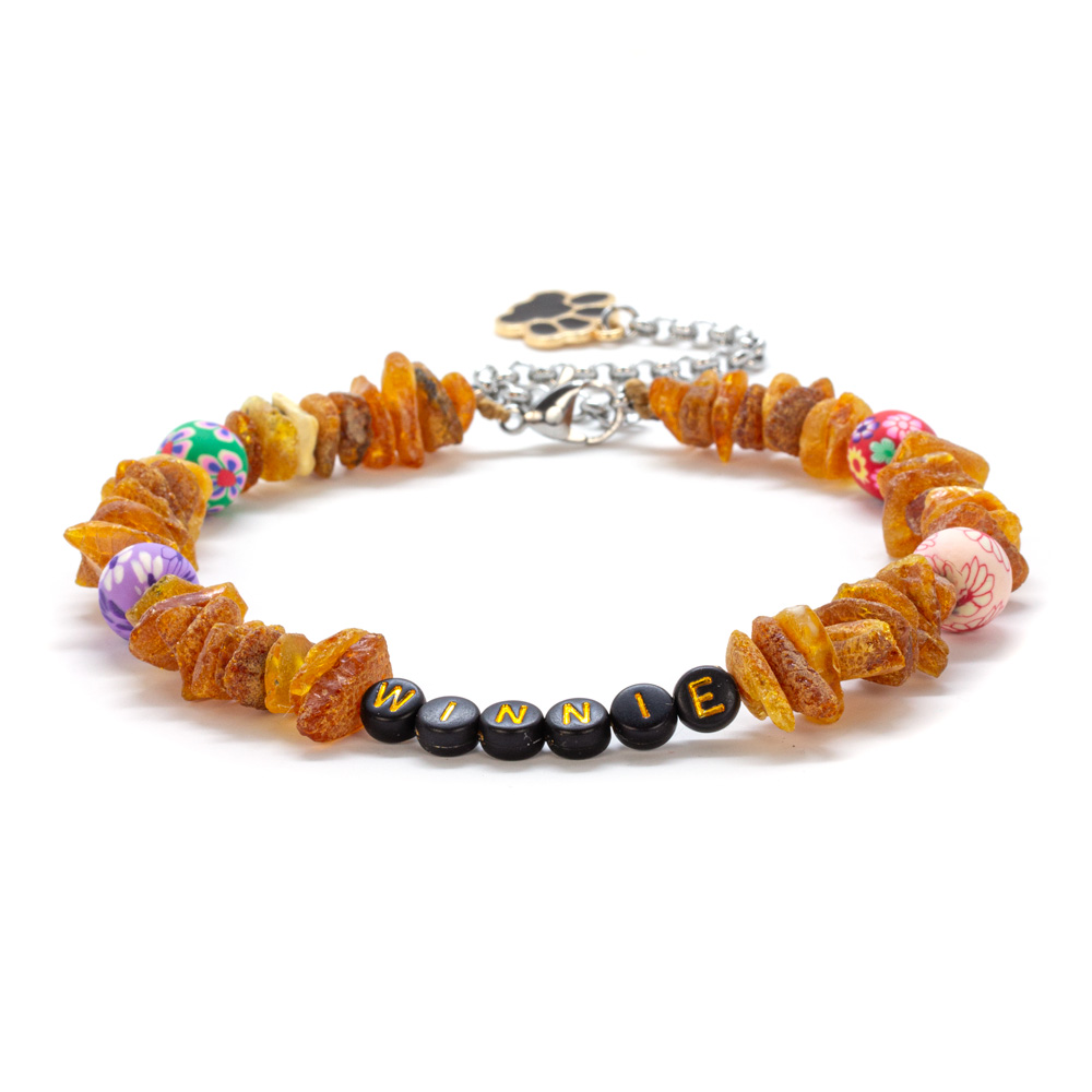 Zgardă naturală antiparaziți pentru câini, realizată din chihlimbar brut baltic și mărgele colorate cu motive florale, personalizată cu numele catelului tau. Include pandantiv cu lăbuță și lanț de siguranță.